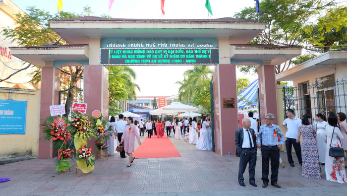 Ngôi trường đã đi qua nửa thế kỷ, với nhiều thế hệ học trò. Ngôi trường đã đi qua nửa thế kỷ, với nhiều thế hệ học trò.
