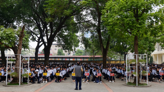 Gần 1000 em học sinh đã được lĩnh hội những kiến thức bổ ích. Gần 1000 em học sinh đã được lĩnh hội những kiến thức bổ ích.