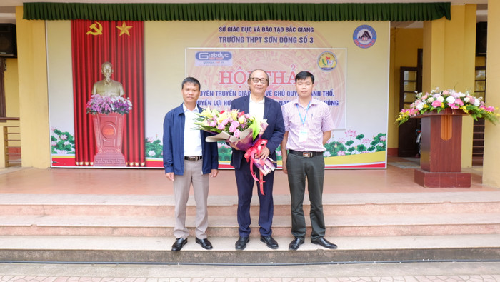 Thầy giáo Nguyễn Văn Mơ và Thầy giáo Nguyễn Đình Linh tặng hoa và chụp ảnh lưu niệm cùng Tiến sĩ Trần Công Trục. Ảnh: LC Thầy giáo Nguyễn Văn Mơ và Thầy giáo Nguyễn Đình Linh tặng hoa và chụp ảnh lưu niệm cùng Tiến sĩ Trần Công Trục. Ảnh: LC