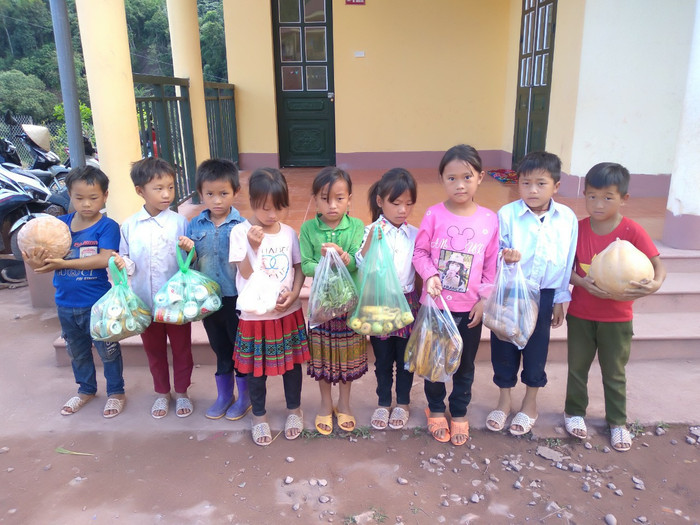 Chuối, trứng, lon bia... tất cả có thể quy ra được tiền mặt ủng hộ đồng bào. Ảnh: Trường Nậm Nhừ Chuối, trứng, lon bia... tất cả có thể quy ra được tiền mặt ủng hộ đồng bào. Ảnh: Trường Nậm Nhừ