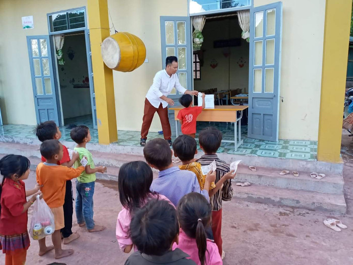 Số tiền ủng hộ của các em sẽ được chuyển đến Mặt trận Tổ quốc để gửi đến đồng bào miền Trung. Ảnh; Trường Nậm Nhừ Số tiền ủng hộ của các em sẽ được chuyển đến Mặt trận Tổ quốc để gửi đến đồng bào miền Trung. Ảnh; Trường Nậm Nhừ