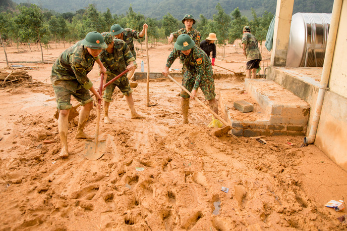 Bộ đội và các cô giáo trường Mầm non Hướng Việt dọn trường sau lũ. Ảnh: Bảo Trung Bộ đội và các cô giáo trường Mầm non Hướng Việt dọn trường sau lũ. Ảnh: Bảo Trung