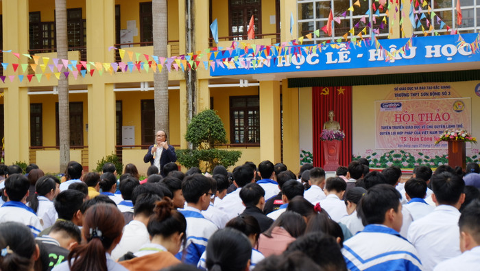 Tiến sĩ Trần Công Trục mong các em học sinh yêu nước bằng trái tim nóng và cái đầu lạnh. Ảnh: LC Tiến sĩ Trần Công Trục mong các em học sinh yêu nước bằng trái tim nóng và cái đầu lạnh. Ảnh: LC