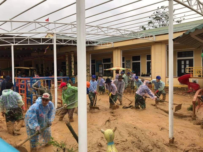 Nhờ sự chung tay, đoàn kết, mọi khó khăn tại Hương Việt đã được đẩy lùi. Nhờ sự chung tay, đoàn kết, mọi khó khăn tại Hương Việt đã được đẩy lùi.