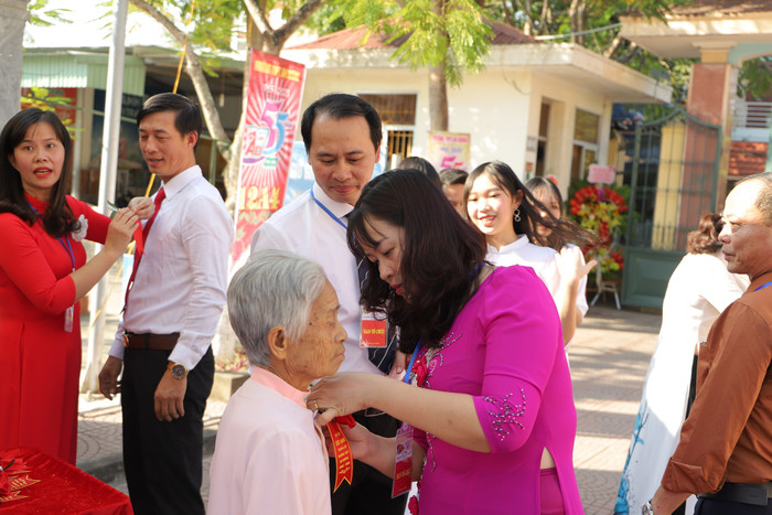 Cô, thầy nhiều thế hệ đã thầm lặng đưa đò cho học sinh An Dương tự hào về ngôi trường mình đã học tập và trưởng thành. Cô, thầy nhiều thế hệ đã thầm lặng đưa đò cho học sinh An Dương tự hào về ngôi trường mình đã học tập và trưởng thành.