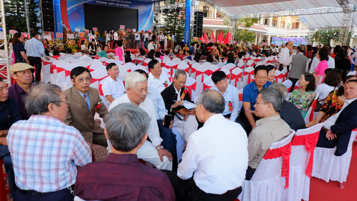 Học trò năm xưa giờ đã là những người ông, người bà sương sa bạc mái đầu... Học trò năm xưa giờ đã là những người ông, người bà sương sa bạc mái đầu...