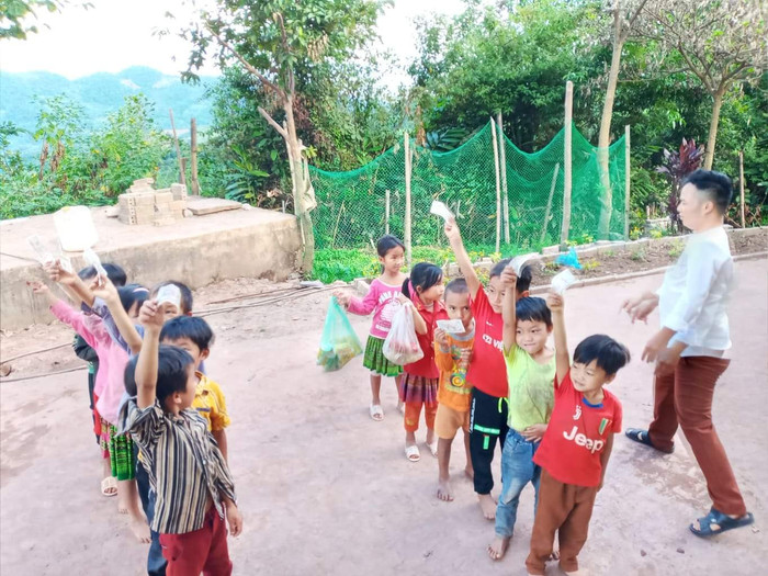 Ai có gì ủng hộ cái ấy. Có trứng, có rau rừng, có tiền thì ủng hộ tiền. Ảnh: Trường Nậm Nhừ Ai có gì ủng hộ cái ấy. Có trứng, có rau rừng, có tiền thì ủng hộ tiền. Ảnh: Trường Nậm Nhừ