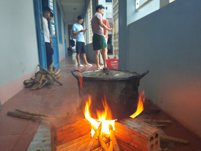 Nồi cơm nấu ngay giữa hành lang vì lũ hoành hành. Nồi cơm nấu ngay giữa hành lang vì lũ hoành hành.