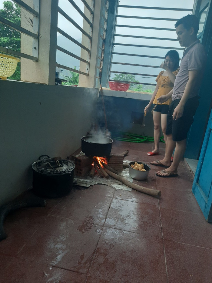 Căn bếp tạm của các thầy cô giáo trường Trung học cơ sở và Trung học phổ thông Đakrông giữa mùa lũ. Căn bếp tạm của các thầy cô giáo trường Trung học cơ sở và Trung học phổ thông Đakrông giữa mùa lũ.