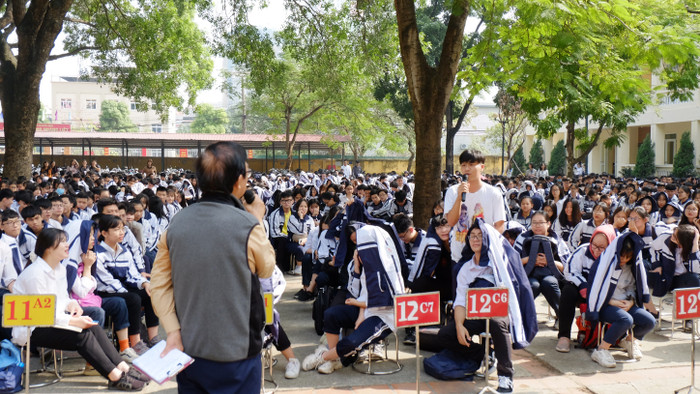Sau những phút đầu ngại ngùng, các em học sinh đã mạnh dạn đặt nhiều câu hỏi thú vị với Giáo sư Nguyễn Lân Dũng. Sau những phút đầu ngại ngùng, các em học sinh đã mạnh dạn đặt nhiều câu hỏi thú vị với Giáo sư Nguyễn Lân Dũng.