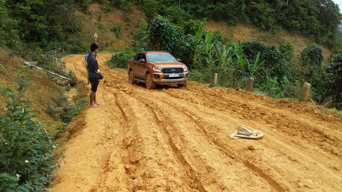 Con đường gian khổ mỗi lần về nhà và đến trường của cô Yến. Con đường gian khổ mỗi lần về nhà và đến trường của cô Yến.