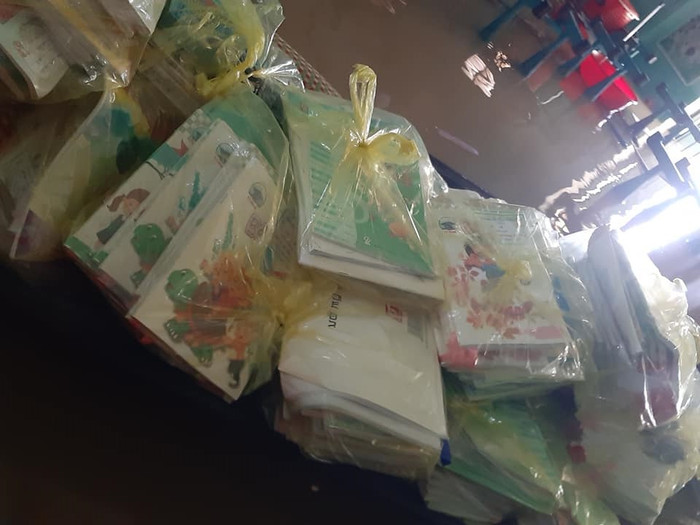 Sách vở của học sinh trường Vĩnh Lâm suýt bị ngập trong nước lũ nhưng may mắn được di chuyển kịp thời. Ảnh: Cô giáo Nguyễn Thị Anh Đào.