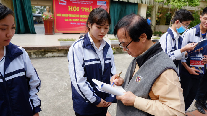 Giáo sư Nguyễn Lân Dũng đã ký tặng các em học sinh sách do thầy viết. Giáo sư Nguyễn Lân Dũng đã ký tặng các em học sinh sách do thầy viết.