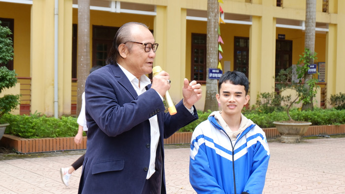 Nhiều khái niệm, thuật ngữ về chủ quyền, quyền và lợi ích hợp pháp, quyền tài phán của Việt Nam trên Biển Đông được Tiến sĩ Trần Công Trục giải thích cho các em học sinh. Ảnh: LC Nhiều khái niệm, thuật ngữ về chủ quyền, quyền và lợi ích hợp pháp, quyền tài phán của Việt Nam trên Biển Đông được Tiến sĩ Trần Công Trục giải thích cho các em học sinh. Ảnh: LC