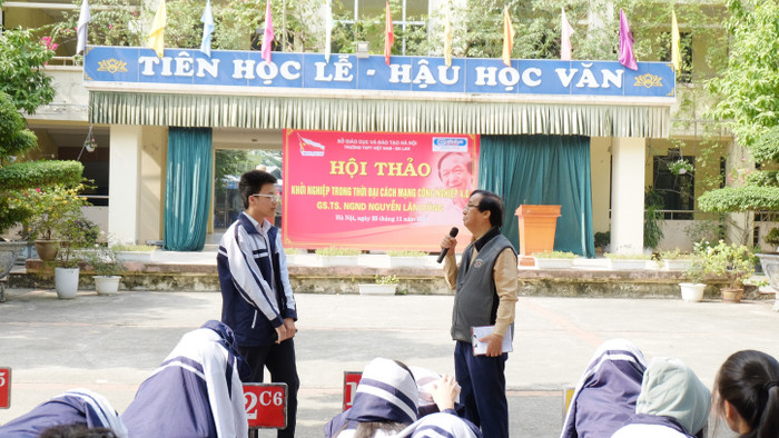 Nhiều câu hỏi trước ngưỡng cửa cuộc đời của các em học sinh đã được Giáo sư Nguyễn Lân Dũng giải đáp. Nhiều câu hỏi trước ngưỡng cửa cuộc đời của các em học sinh đã được Giáo sư Nguyễn Lân Dũng giải đáp.