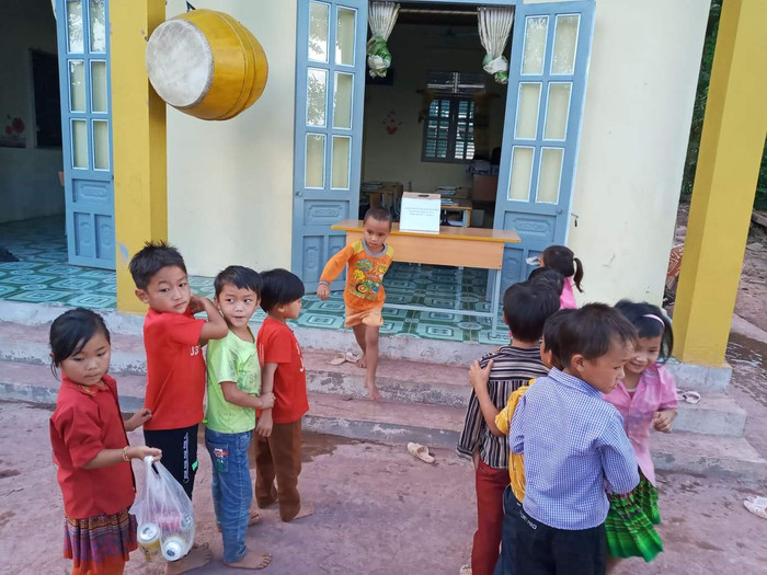 Các cô bé cậu bé vùng cao tuy nghèo nhưng rất vui khi được ủng hộ các bạn miền Trung. Ảnh: trường Nậm Nhừ Các cô bé cậu bé vùng cao tuy nghèo nhưng rất vui khi được ủng hộ các bạn miền Trung. Ảnh: trường Nậm Nhừ