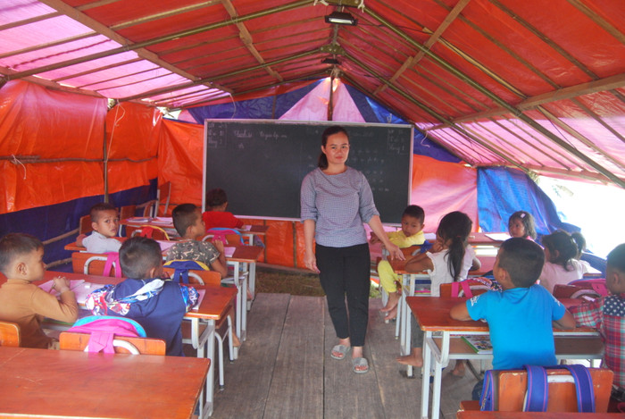 Cô trò ở Bản Sắt. Cô trò ở Bản Sắt.