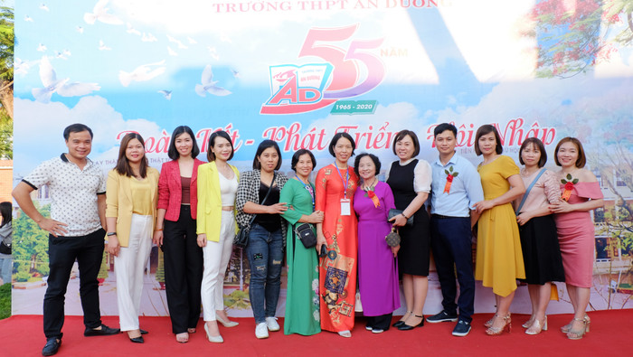Hạnh phúc là được gặp lại những người đưa đò thầm lặng năm xưa, nhiều năm qua đi nhưng nụ cười, hạnh phúc vẫn trên môi. Hạnh phúc là được gặp lại những người đưa đò thầm lặng năm xưa, nhiều năm qua đi nhưng nụ cười, hạnh phúc vẫn trên môi.
