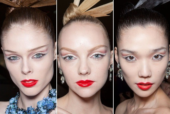Màu son đỏ tiếp tục "thống trị" trong BST cả NTK Zac Posen, kết hợp tóc buộc cao cực ấn tượng. Màu son đỏ tiếp tục "thống trị" trong BST cả NTK Zac Posen, kết hợp tóc buộc cao cực ấn tượng.