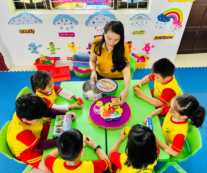 Cô Hiền và học trò trong giờ học sáng tạo. Ảnh: XH