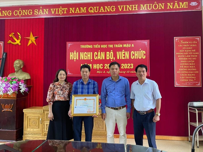 Thầy Lê Văn Hùng nhận bằng khen từ Bảo hiểm xã hội Việt Nam. Ảnh: Nhà trường cung cấp Thầy Lê Văn Hùng nhận bằng khen từ Bảo hiểm xã hội Việt Nam. Ảnh: Nhà trường cung cấp