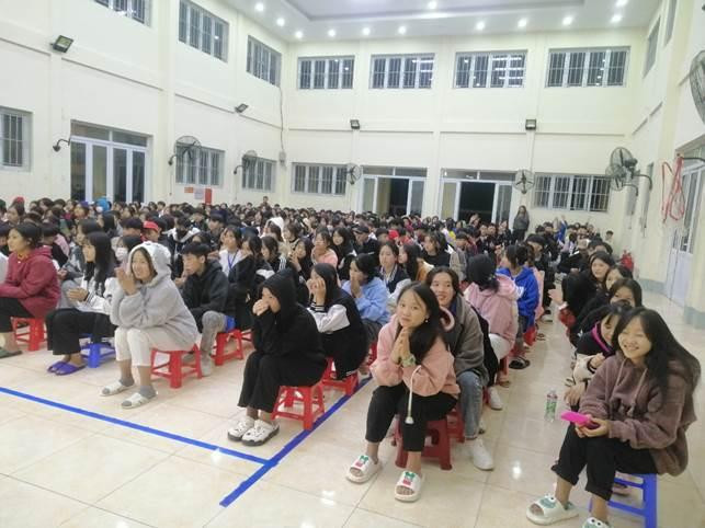 Học sinh Trường Phổ thông dân tộc nội trú Trung học cơ sở và Trung học phổ thông Đồng Văn trong một giờ sinh hoạt nội trú. Ảnh: Website nhà trường