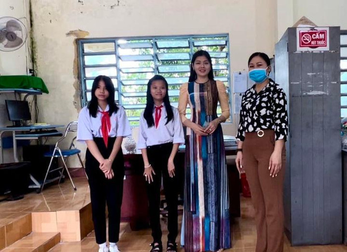 Cô giáo Kim Hương trong lần trao Bảo hiểm Y tế cho học sinh Nguyễn Như Ý và Lâm Thị Ngọc My trường Trung học cơ sở Nguyễn Trãi. Ảnh: Nhân vật cung cấp