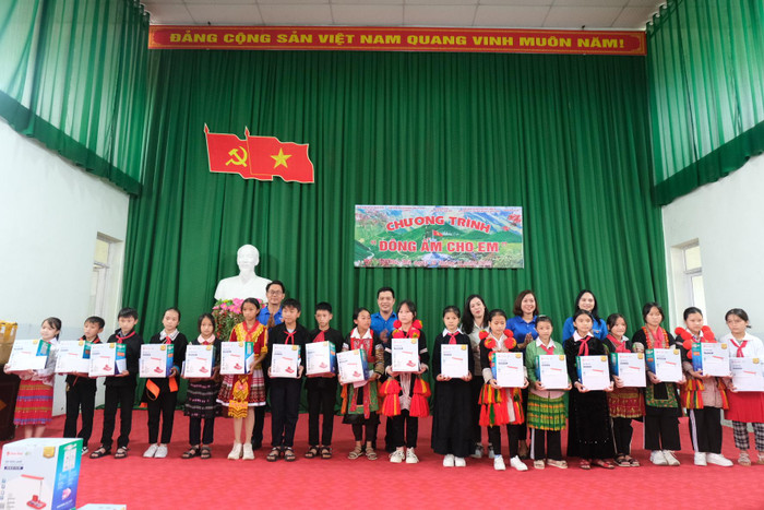Học sinh Trường Phổ thông dân tộc nội trú Trung học cơ sở và Trung học phổ thông Bắc Mê trong một lần nhận quà từ thiện. Ảnh: LC