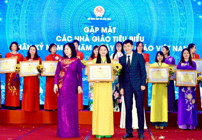 Cô Võ Thị Hiền vinh dự nhận bằng khen Nhà giáo tiêu biểu, xuất sắc của Bộ trưởng Bộ Giáo dục và Đào tạo năm 2022. Ảnh: NVCC