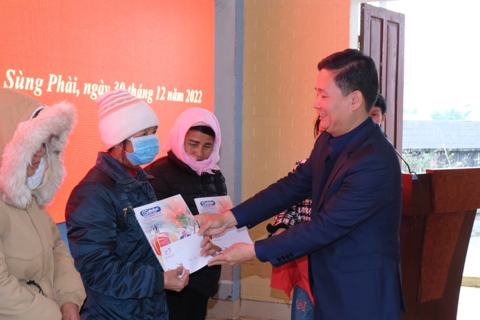 Những món quà vật chất có thể chưa phải là lớn nhưng chứa đựng tình cảm của Tổng Biên tập Tạp chí điện tử Giáo dục Việt Nam, cán bộ cơ quan và các nhà hảo tâm gửi đến bà con còn nghèo trong dịp tết đến, xuân về. Ảnh: LC Những món quà vật chất có thể chưa phải là lớn nhưng chứa đựng tình cảm của Tổng Biên tập Tạp chí điện tử Giáo dục Việt Nam, cán bộ cơ quan và các nhà hảo tâm gửi đến bà con còn nghèo trong dịp tết đến, xuân về. Ảnh: LC