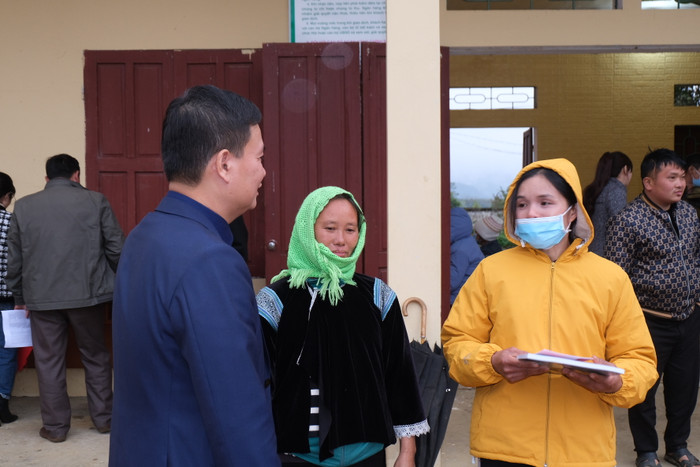 Tổng Biên tập Tạp chí điện tử Giáo dục Việt Nam ân cần thăm hỏi bà con, động viên bà con vượt khó, động viên con em mình nỗ lực học tập vươn lên. Ảnh: LC Tổng Biên tập Tạp chí điện tử Giáo dục Việt Nam ân cần thăm hỏi bà con, động viên bà con vượt khó, động viên con em mình nỗ lực học tập vươn lên. Ảnh: LC