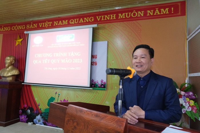 Nhà báo Nguyễn Tiến Bình - Phó Chủ tịch Hiệp hội Các trường đại học, cao đẳng Việt Nam, Tổng Biên tập Tạp chí điện tử Giáo dục Việt Nam phát biểu tại buổi trao quà ở xã Tả Lèng. Ảnh: Lại Cường Nhà báo Nguyễn Tiến Bình - Phó Chủ tịch Hiệp hội Các trường đại học, cao đẳng Việt Nam, Tổng Biên tập Tạp chí điện tử Giáo dục Việt Nam phát biểu tại buổi trao quà ở xã Tả Lèng. Ảnh: Lại Cường