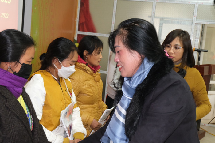 Bà Hà Thị Phú dặn dò bà con cố gắng vươn lên trong cuộc sống, thoát nghèo một cách bền vững. Ảnh: LC Bà Hà Thị Phú dặn dò bà con cố gắng vươn lên trong cuộc sống, thoát nghèo một cách bền vững. Ảnh: LC