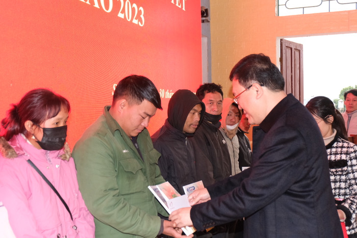 Ông Lương Tiến Công - Giám đốc Sở Văn hóa Thể thao và Du Lịch Lai Châu hi vọng bà con sẽ có thêm động lực vươn lên thoát nghèo từ những phần quà của Tạp chí điện tử Giáo dục Việt Nam và các nhà hảo tâm. Ảnh: LC Ông Lương Tiến Công - Giám đốc Sở Văn hóa Thể thao và Du Lịch Lai Châu hi vọng bà con sẽ có thêm động lực vươn lên thoát nghèo từ những phần quà của Tạp chí điện tử Giáo dục Việt Nam và các nhà hảo tâm. Ảnh: LC