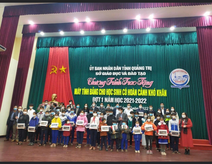 Hình ảnh trao máy tính bảng đợt 1 cho học sinh có hoàn cảnh khó khăn ở Quảng Trị. Ảnh: Sở Giáo dục và Đào tạo Quảng Trị Hình ảnh trao máy tính bảng đợt 1 cho học sinh có hoàn cảnh khó khăn ở Quảng Trị. Ảnh: Sở Giáo dục và Đào tạo Quảng Trị