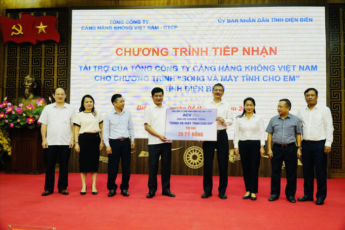 Tổng Công ty Cảng hàng không Việt Nam trao biểu trưng 30 tỷ đồng hỗ trợ chương trình "Sóng và máy tính cho em" cho tỉnh Điện Biên. Ảnh: Báo Dân tộc và Miền núi Tổng Công ty Cảng hàng không Việt Nam trao biểu trưng 30 tỷ đồng hỗ trợ chương trình "Sóng và máy tính cho em" cho tỉnh Điện Biên. Ảnh: Báo Dân tộc và Miền núi