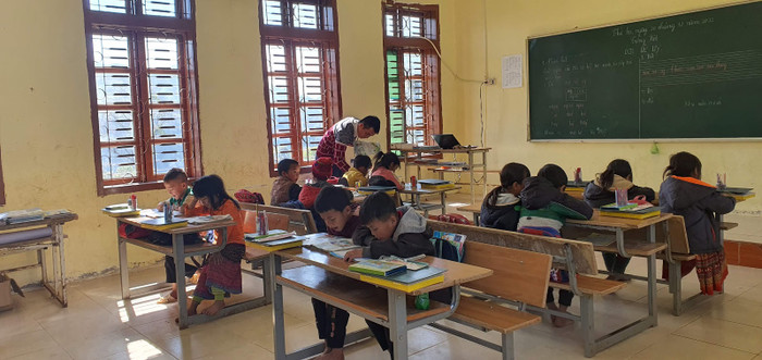 Lớp học ghép tại điểm bản của Trường Phổ thông dân tộc bán trú Tiểu học và Trung học cơ sở Mường Lèo. Ảnh: LC