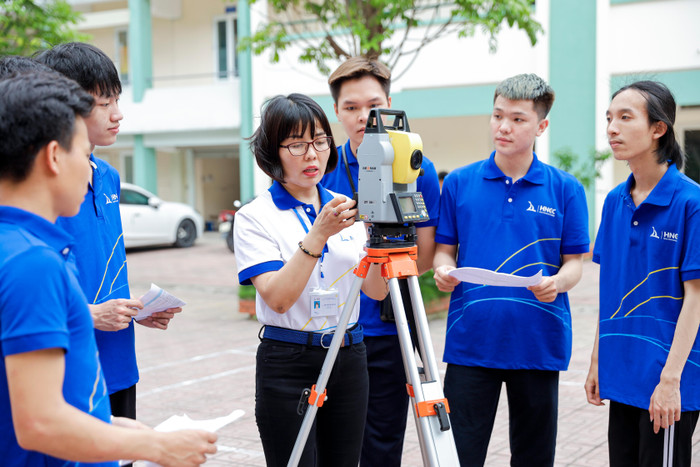 Nhà trường được trang bị những thiết bị giảng dạy hiện đại cùng các chương trình đào tạo tiên tiến, bám sát thực tiễn, luôn cập nhật theo xu hướng mới. Nhà trường được trang bị những thiết bị giảng dạy hiện đại cùng các chương trình đào tạo tiên tiến, bám sát thực tiễn, luôn cập nhật theo xu hướng mới.