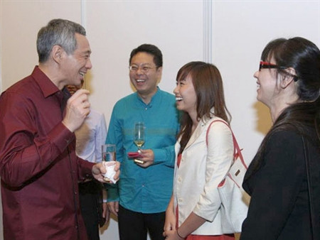 Mai (áo trắng) trò chuyện với Thủ tướng Lý Hiển Long - Ảnh: nhân vật cung cấp.