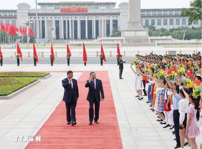 Tổng Bí thư, Chủ tịch nước Tô Lâm và Tổng Bí thư, Chủ tịch nước Trung Quốc Tập Cận Bình vẫy tay chào các cháu thiếu nhi. (Ảnh: Trí Dũng/TTXVN) Screenshot 2024-08-19 132218.jpg