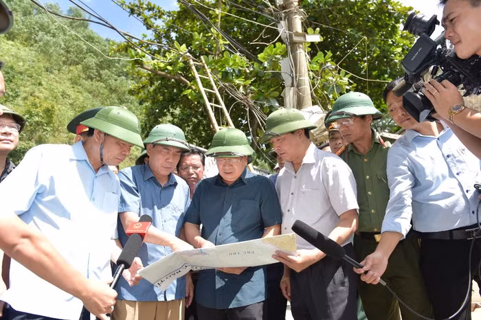 Phó Thủ tướng Trịnh Định Dũng thị sát tình hình. (Ảnh: VGP)