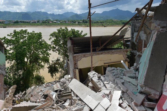 Nhiều nhà dân bị sạt lở nghiêm trọng. (Ảnh: VGP) Nhiều nhà dân bị sạt lở nghiêm trọng. (Ảnh: VGP)