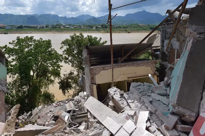 Nhiều nhà dân bị sạt lở nghiêm trọng. (Ảnh: VGP)