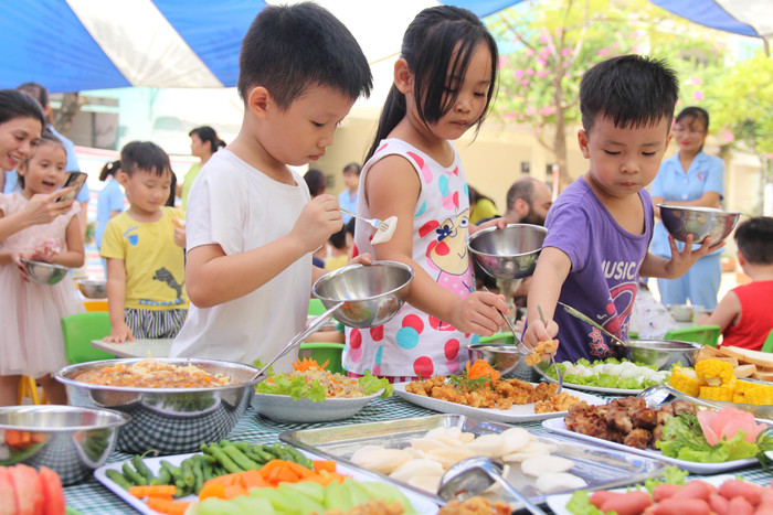Mỗi tháng một lần, học sinh toàn trường sẽ ăn buffet ở sân trường. Ảnh nhà trường cung cấp