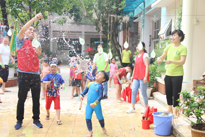 Đi học như vậy bảo sao các bạn nhỏ không vui. Ảnh nhà trường cung cấp