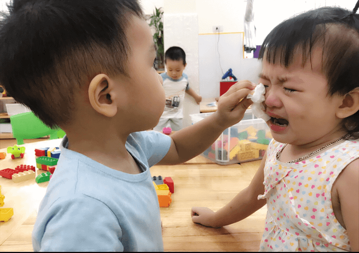 Một khoảnh khắc xúc động được giáo viên ghi lại khi các con quan tâm chăm sóc lẫn nhau. Ảnh nhà trường cung cấp