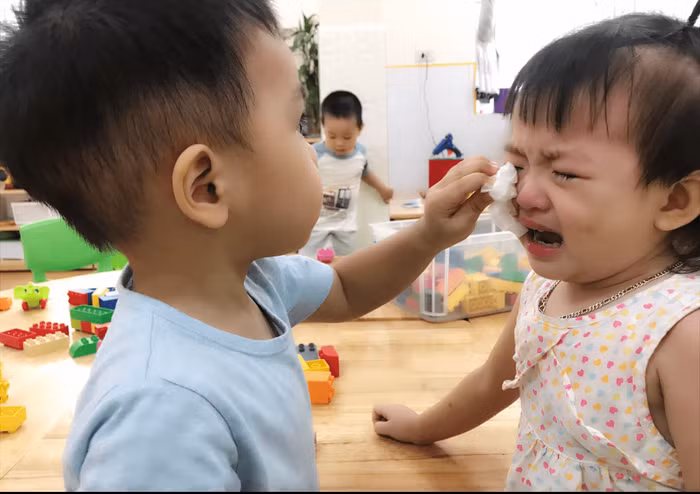 Một khoảnh khắc xúc động được giáo viên ghi lại khi các con quan tâm chăm sóc lẫn nhau. Ảnh nhà trường cung cấp
