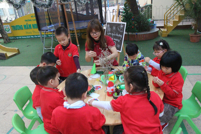Các con cùng khám phá, trải nghiệm với giáo viên. Ảnh: Nhà trường cung cấp