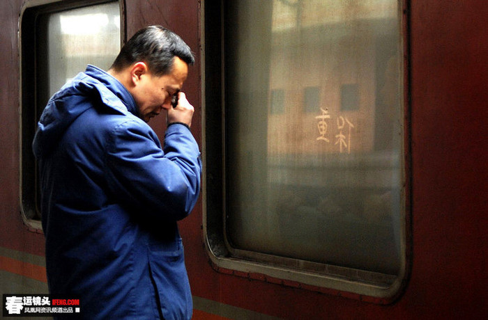 Đi làm cả năm có ngày tết cũng không về được với vợ con vì không mua nổi vé tàu