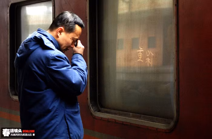 Đi làm cả năm có ngày tết cũng không về được với vợ con vì không mua nổi vé tàu